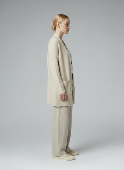 Side profile of the model wearing Amelie™ | Strickpullover mit Taschen