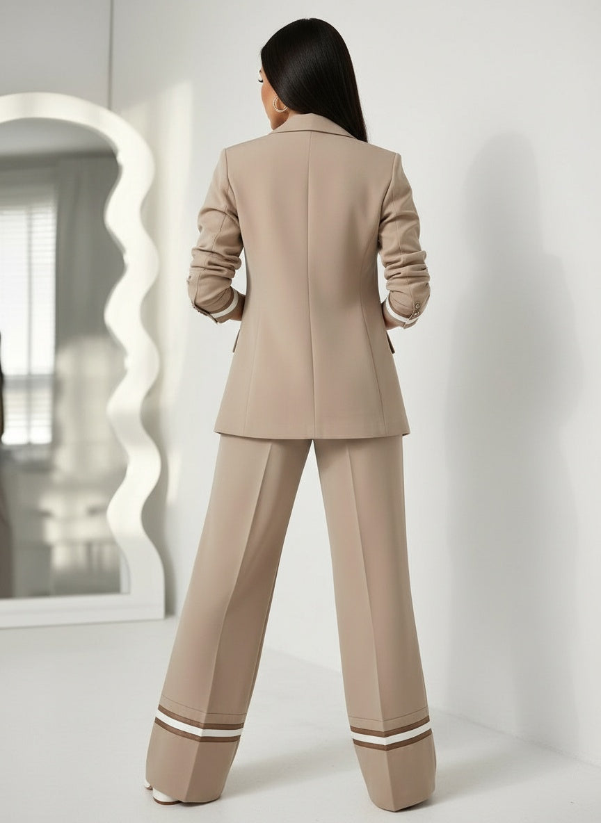 Back pose of the model wearing StadsEssenza™ | Lounge-Set