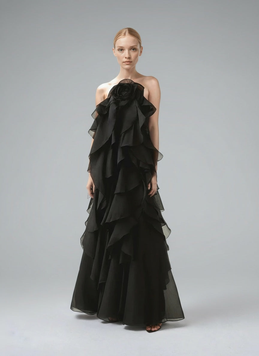 Full body view of the model wearing Livora™ – Elegantes Maxikleid für unvergessliche Momente