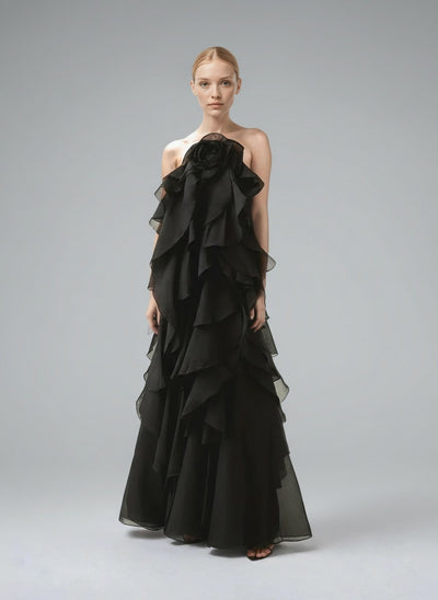 Full body view of the model wearing Livora™ – Elegantes Maxikleid für unvergessliche Momente