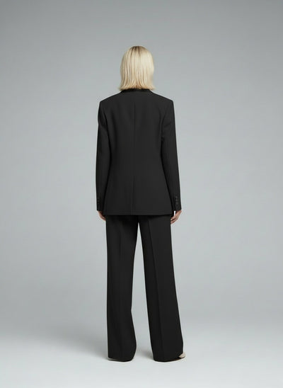 Back pose of the model wearing Sophie | Zeitloses Zweiteiliges Anzug