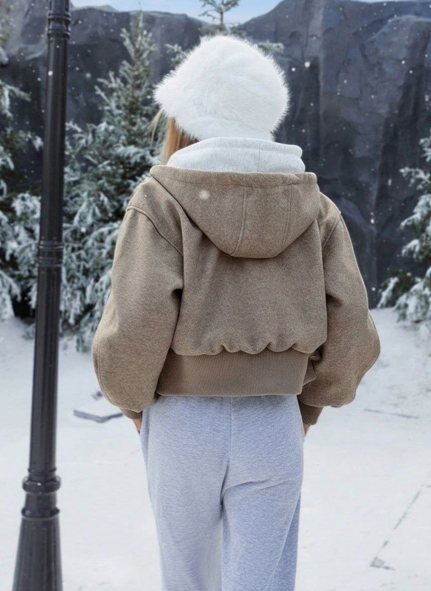 Back pose of the model wearing Sophie | Kurzgeschnittene Wolljacke