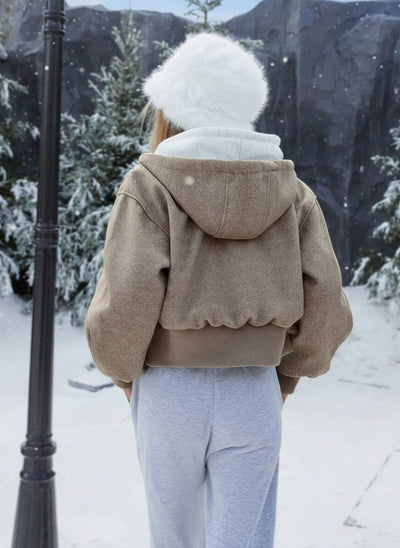 Back pose of the model wearing Sophie | Kurzgeschnittene Wolljacke