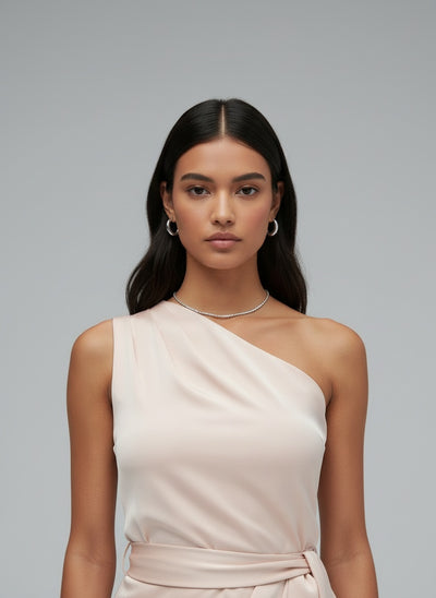 Close-up of the model wearing Cyvion - Satin Glow Kleid