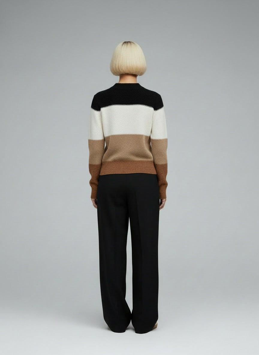 Back pose of the model wearing Elina | Leger und Eleganter Pullover