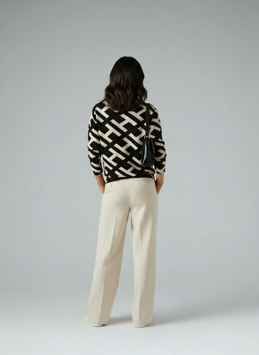 Back pose of the model wearing Elenora | Eleganter Pullover