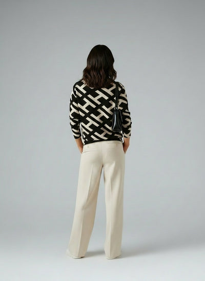 Back pose of the model wearing Elenora | Eleganter Pullover