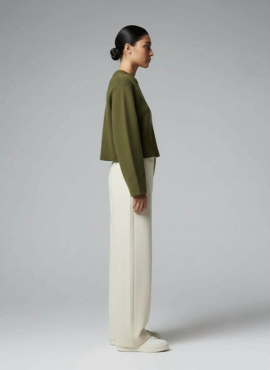 Side profile of the model wearing Mirella | Strickpullover