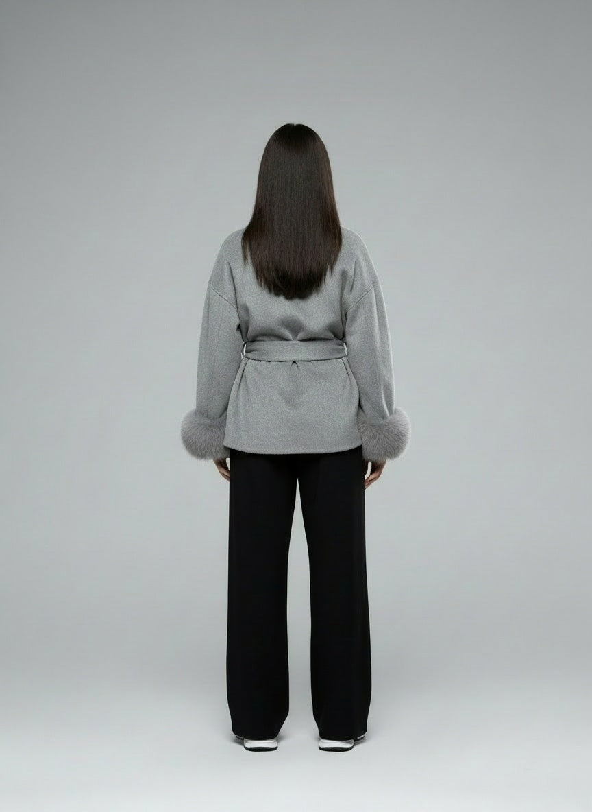 Back pose of the model wearing Linora Wollmantel