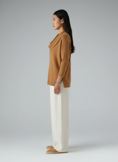 Side profile of the model wearing Eliza | Pullover mit Kragen