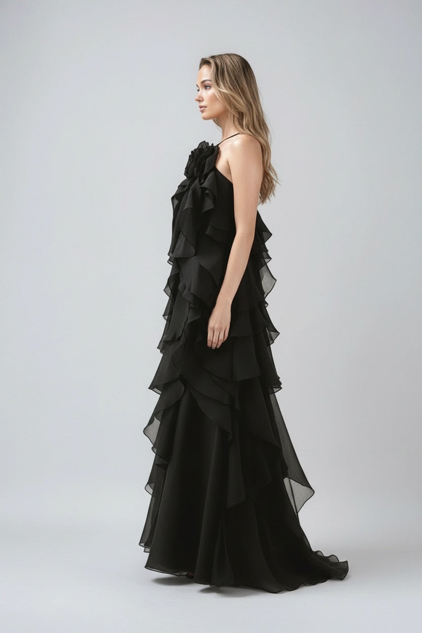 Side profile of the model wearing Livora™ – Elegantes Maxikleid für unvergessliche Momente