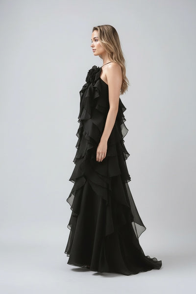 Side profile of the model wearing Livora™ – Elegantes Maxikleid für unvergessliche Momente