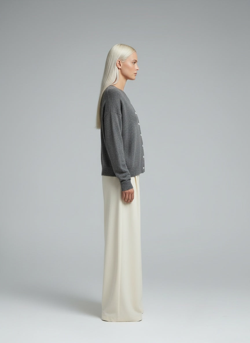 Side profile of the model wearing Alina | Elegante Weste