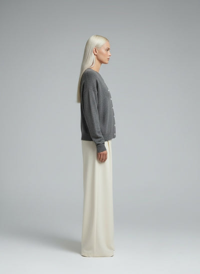 Side profile of the model wearing Alina | Elegante Weste