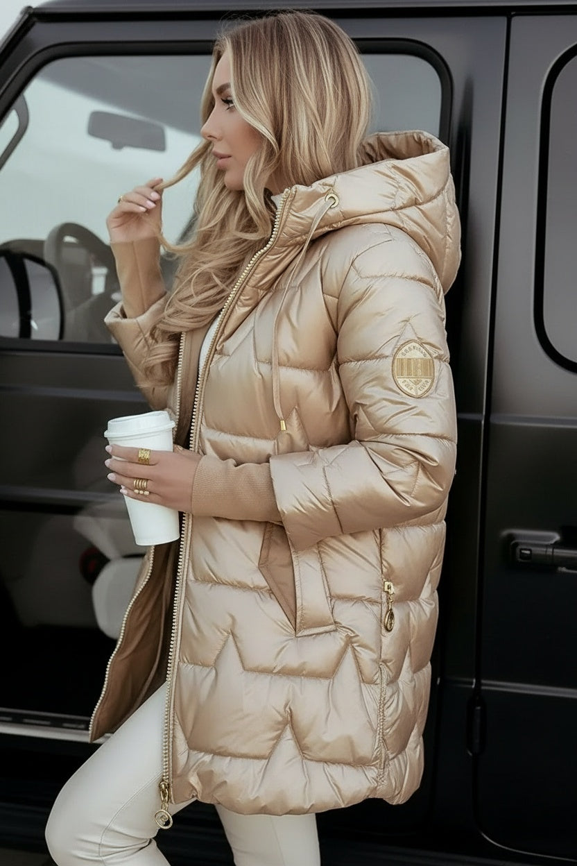 Side profile of the model wearing Moriva™ | Gepolsterte Winterjacke