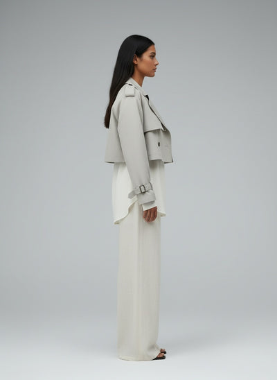 Side profile of the model wearing City Sleek | Stadtrischer Trenchcoat