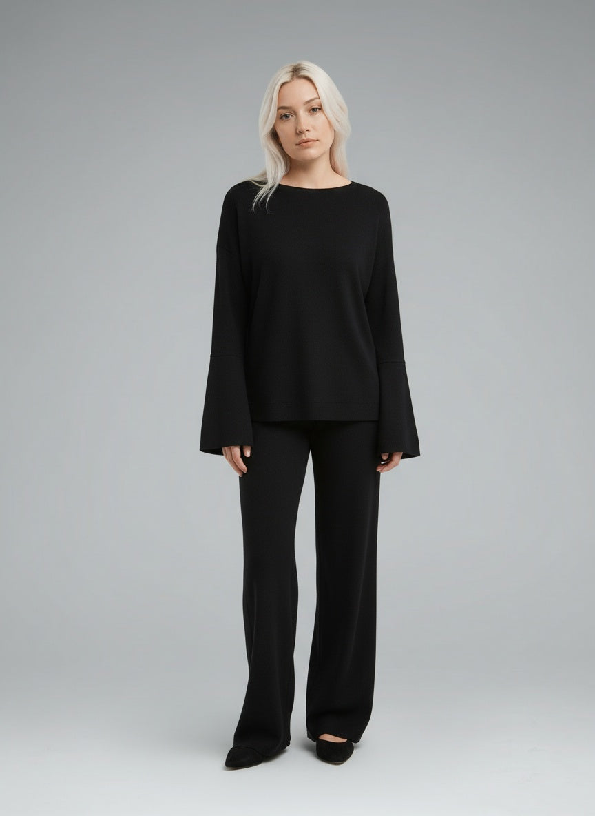 Full body view of the model wearing Livia™ | Luxuriöses Sweat-Set