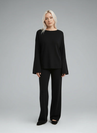 Full body view of the model wearing Livia™ | Luxuriöses Sweat-Set