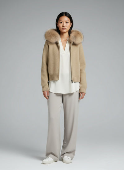 Full body view of the model wearing Lenora | Strickmantel mit Fellkragen