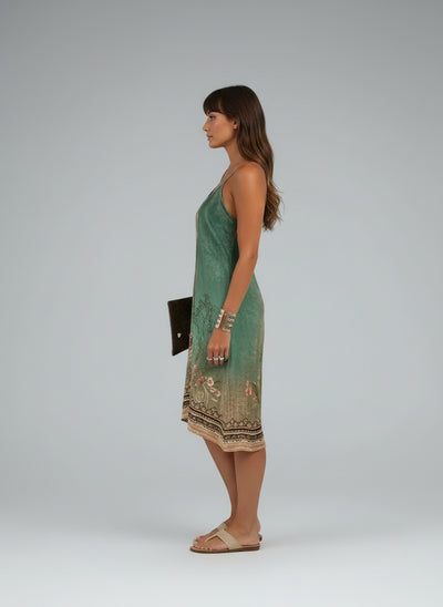 Side profile of the model wearing Ärmelloses Kleid mit Blumenmuster und doppelten Trägern