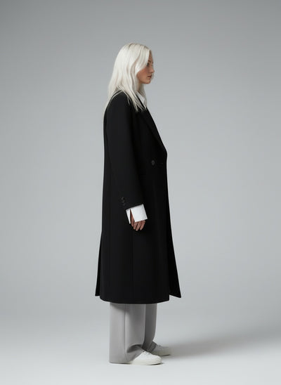 Side profile of the model wearing Clara™ | Zeitloser Premium-Mantel