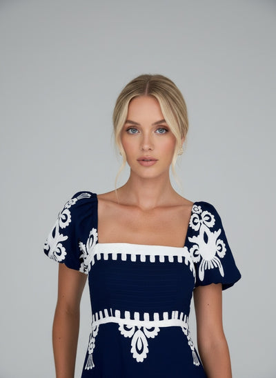 Close-up of the model wearing Viraelis - Geregen Elegante Jurk