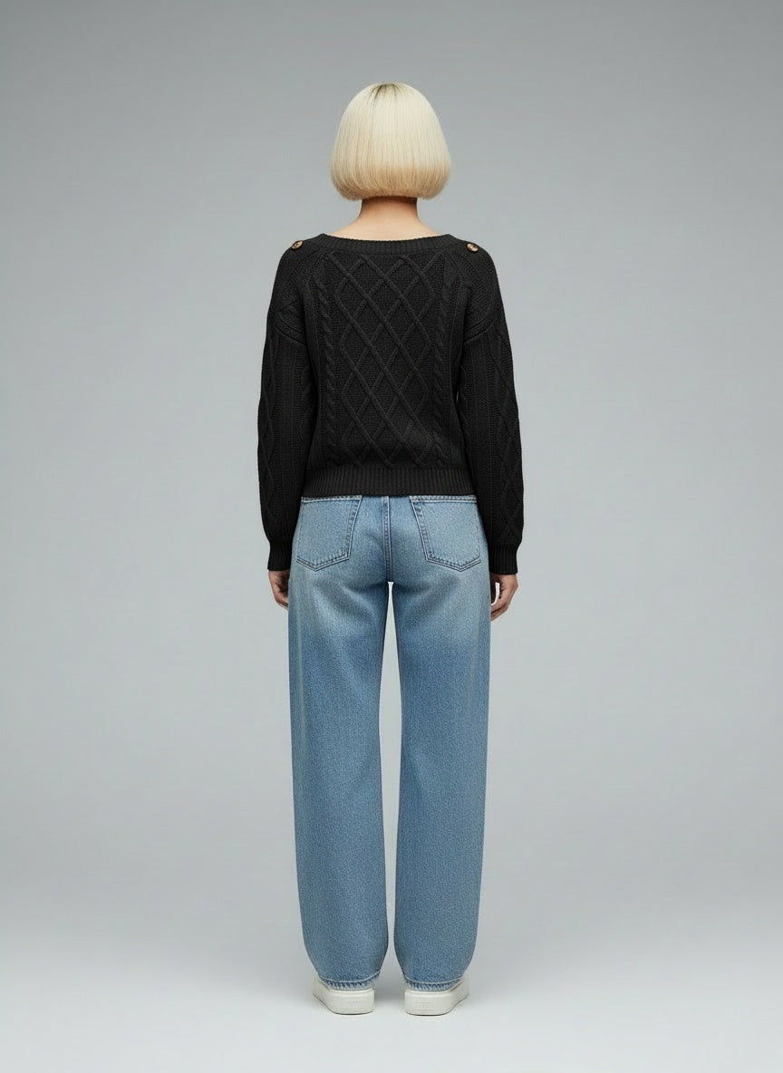 Back pose of the model wearing Lotte | Edle Kabelzugstrick-Winterpullover