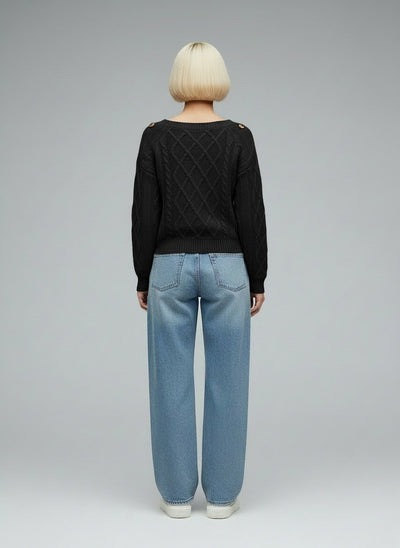 Back pose of the model wearing Lotte | Edle Kabelzugstrick-Winterpullover