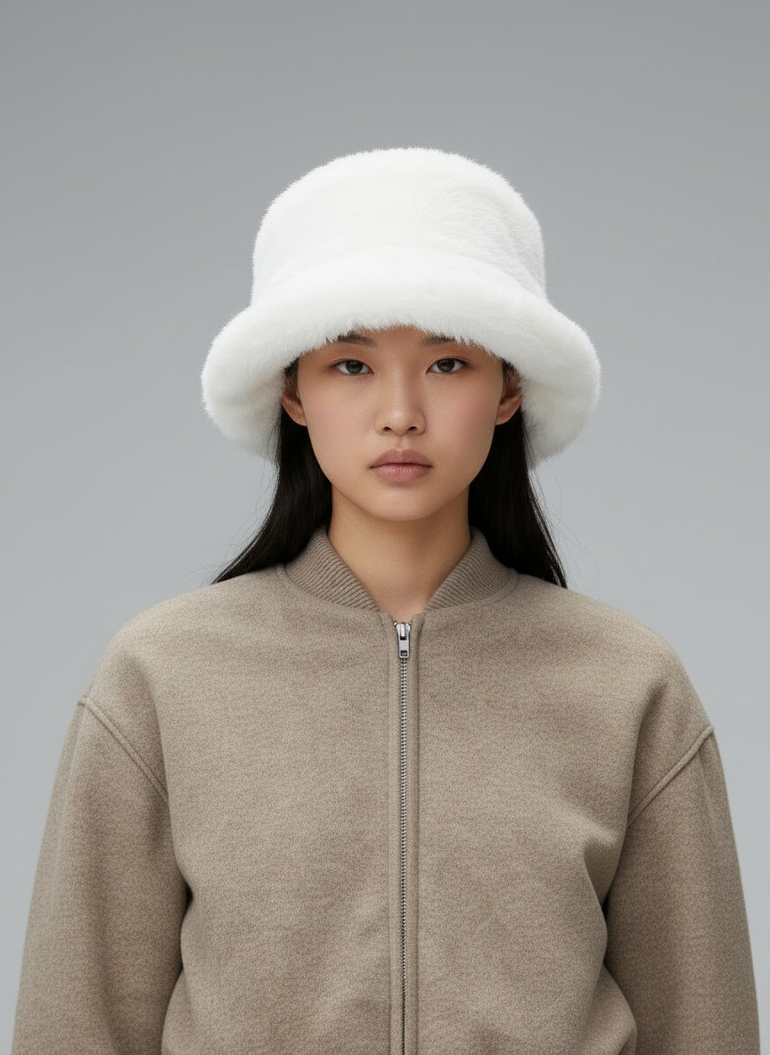 Close-up of the model wearing Sophie | Kurzgeschnittene Wolljacke