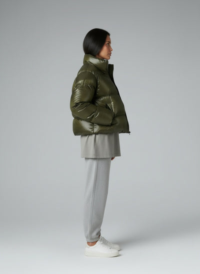 Side profile of the model wearing Sila Puffer Jacke