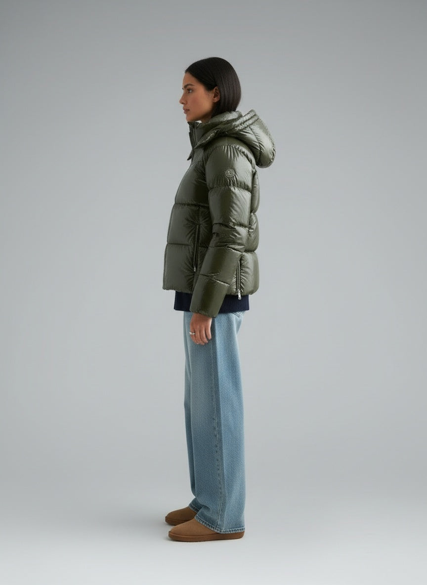 Side profile of the model wearing Noemi Puffer Jacke mit Kapuze