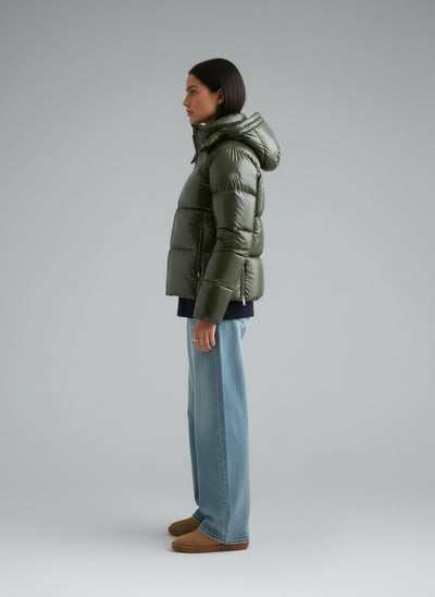 Side profile of the model wearing Noemi Puffer Jacke mit Kapuze