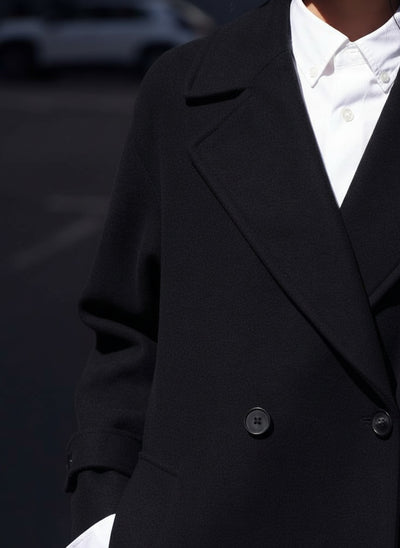 Detail shot of Isabelle Hart™ | Raffinierter Mantel