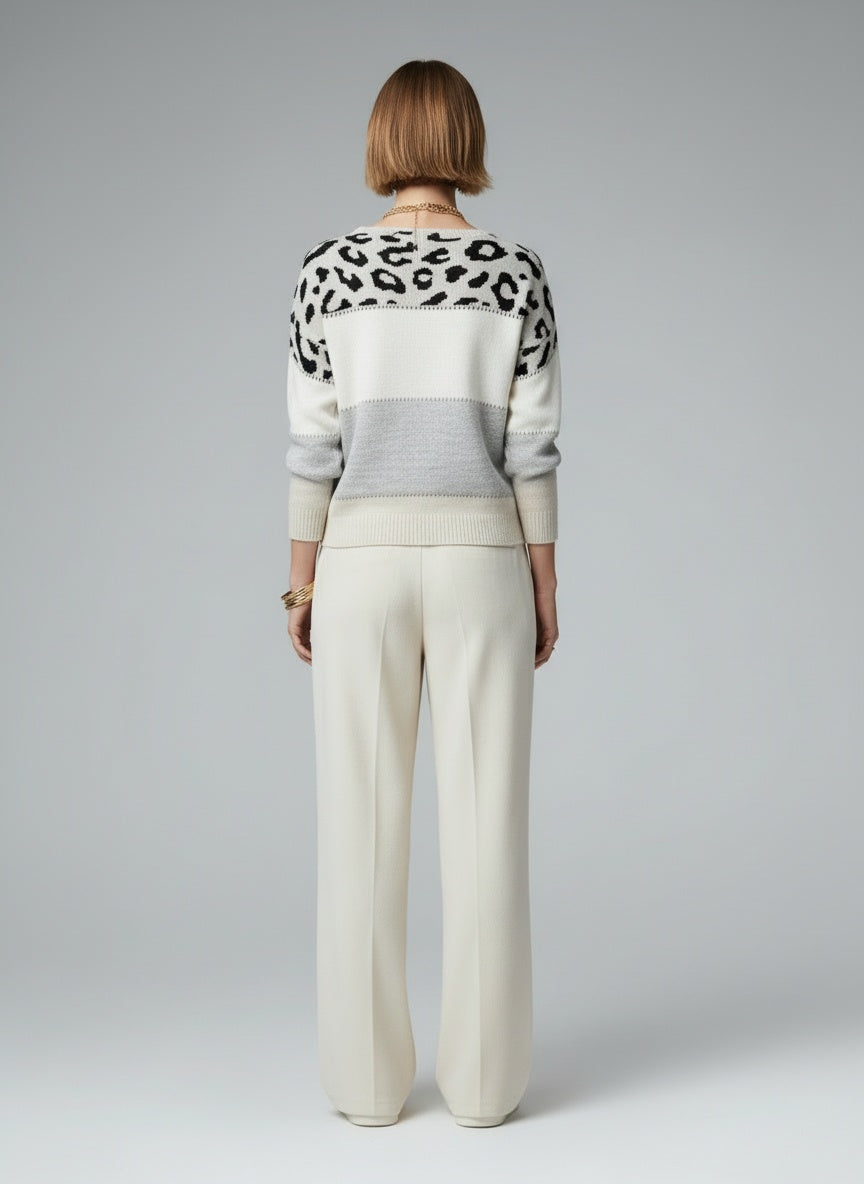 Back pose of the model wearing Charlene | Lässiger Pullover mit Leopardenmuster