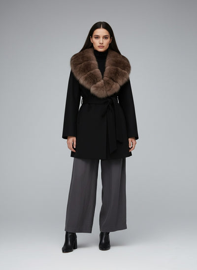 Full body view of the model wearing Helene | Fellkragen Jacke