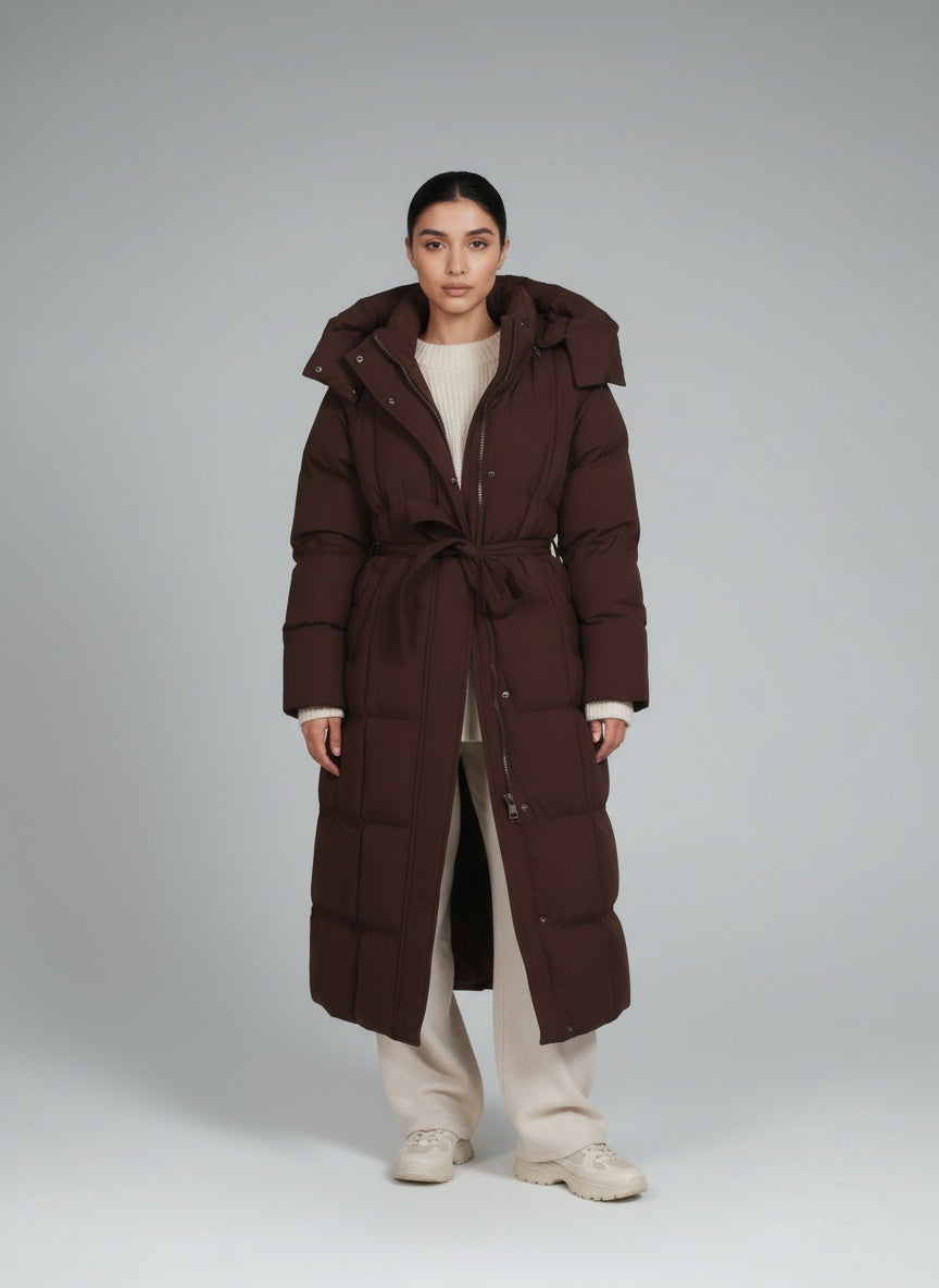 Full body view of the model wearing Tami Puffer Jacke