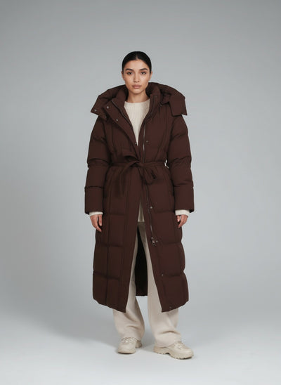 Full body view of the model wearing Tami Puffer Jacke