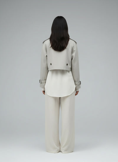Back pose of the model wearing City Sleek | Stadtrischer Trenchcoat