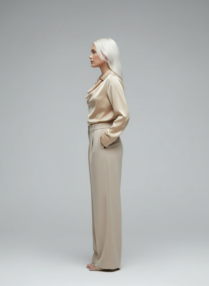 Side profile of the model wearing Sylvie | Bluse mit luxuriösem Glanz und Faltenkragen