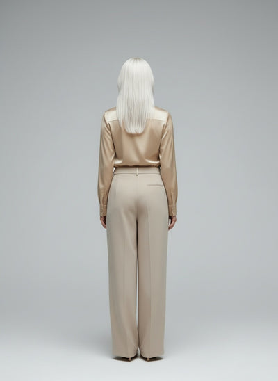 Back pose of the model wearing Sylvie | Bluse mit luxuriösem Glanz und Faltenkragen