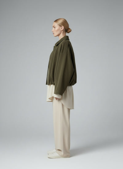 Side profile of the model wearing Isabella | Bomberjacke