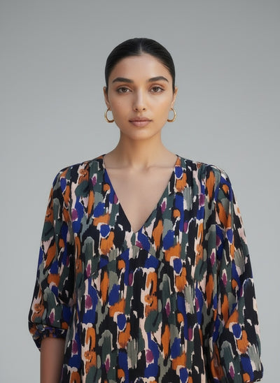 Close-up of the model wearing Nathalie | Kleid mit V-Ausschnitt im Retro-Druck