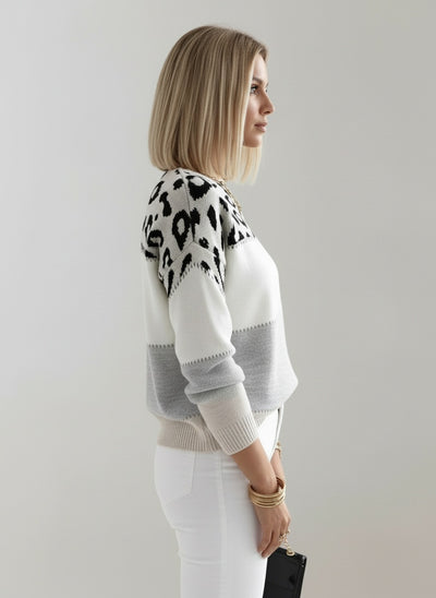 Side profile of the model wearing Charlene | Lässiger Pullover mit Leopardenmuster