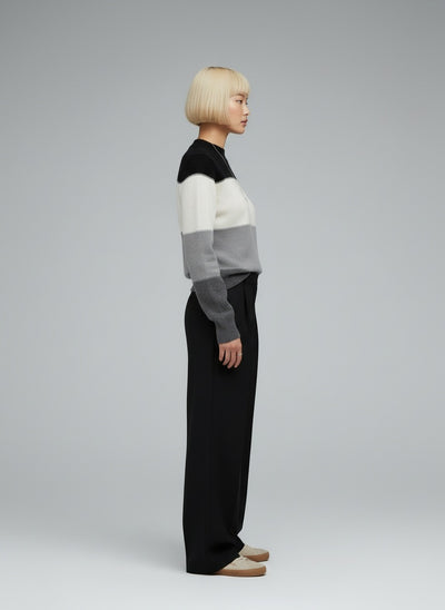 Side profile of the model wearing Elina | Leger und Eleganter Pullover