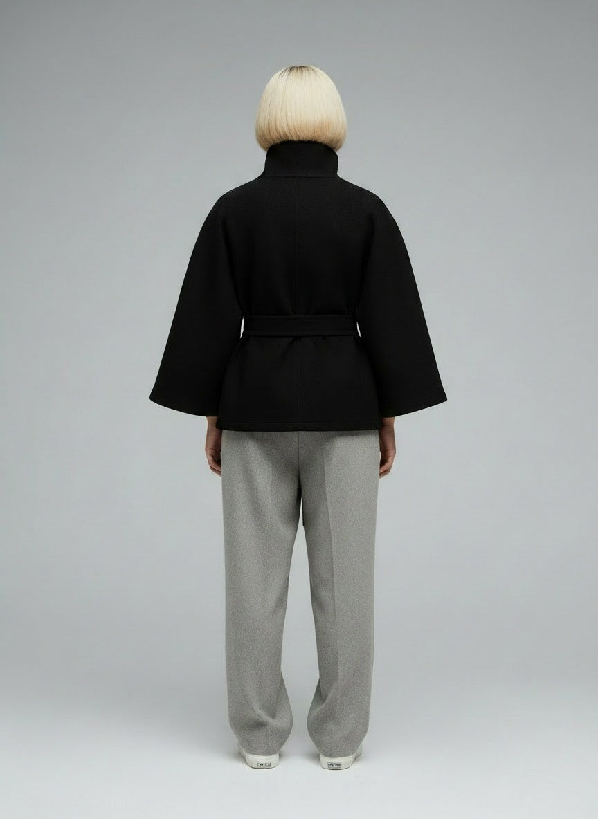 Back pose of the model wearing Lara™ | Cape-Mantel mit Taillengürtel & Stehkragen