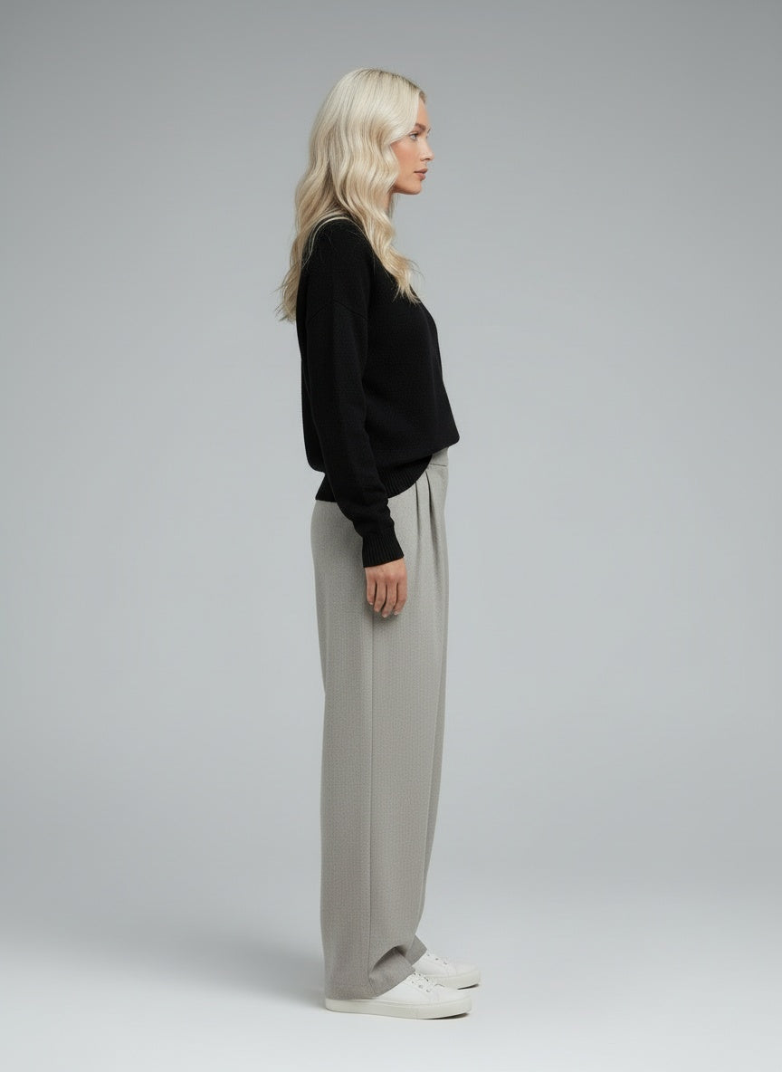 Side profile of the model wearing Elise | Zeitlose Elegante Pullover