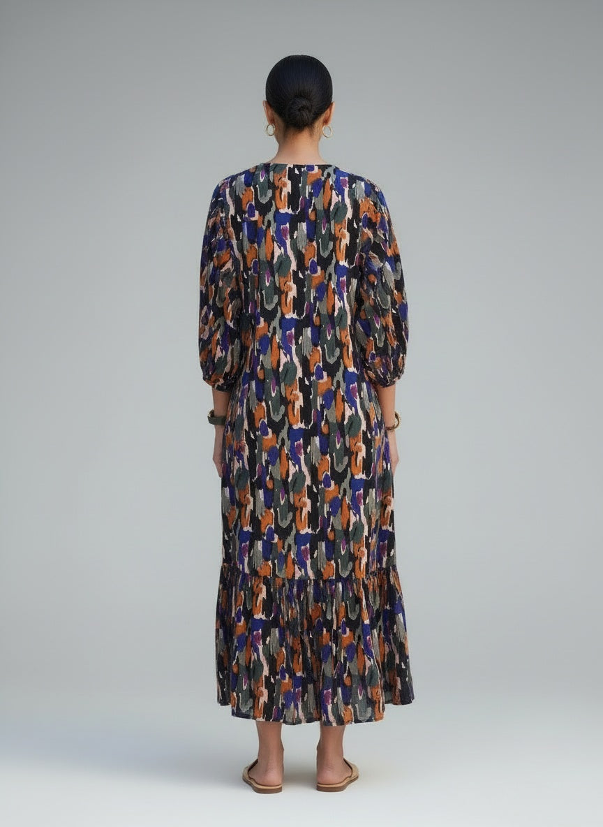 Back pose of the model wearing Nathalie | Kleid mit V-Ausschnitt im Retro-Druck