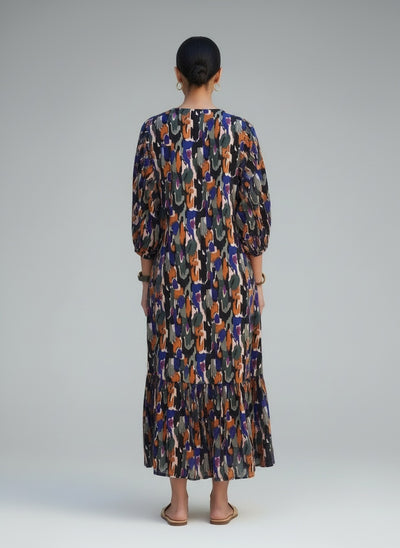 Back pose of the model wearing Nathalie | Kleid mit V-Ausschnitt im Retro-Druck