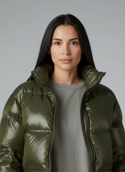 Close-up of the model wearing Sila Puffer Jacke