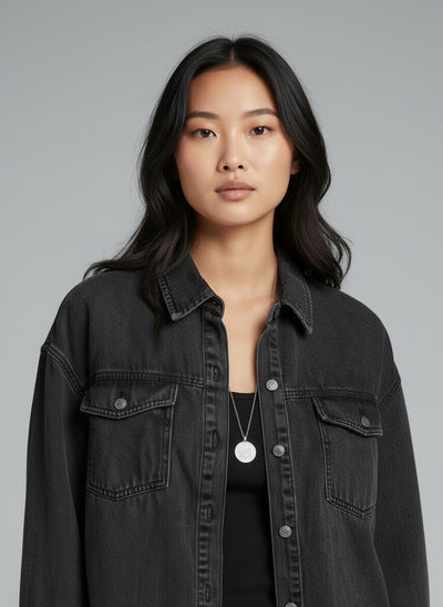 Close-up of the model wearing Helene™ | Zeitlose Jeansjacke für jeden Tag